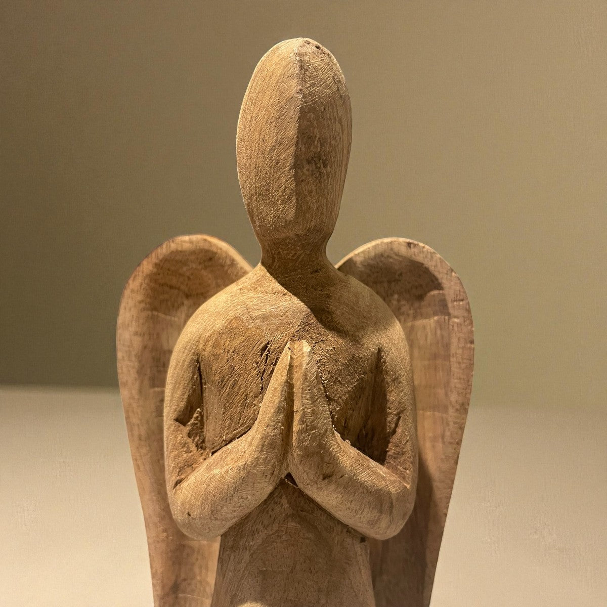 ✨ Biddende Kerst Engel Rafaël van hout – 40 cm