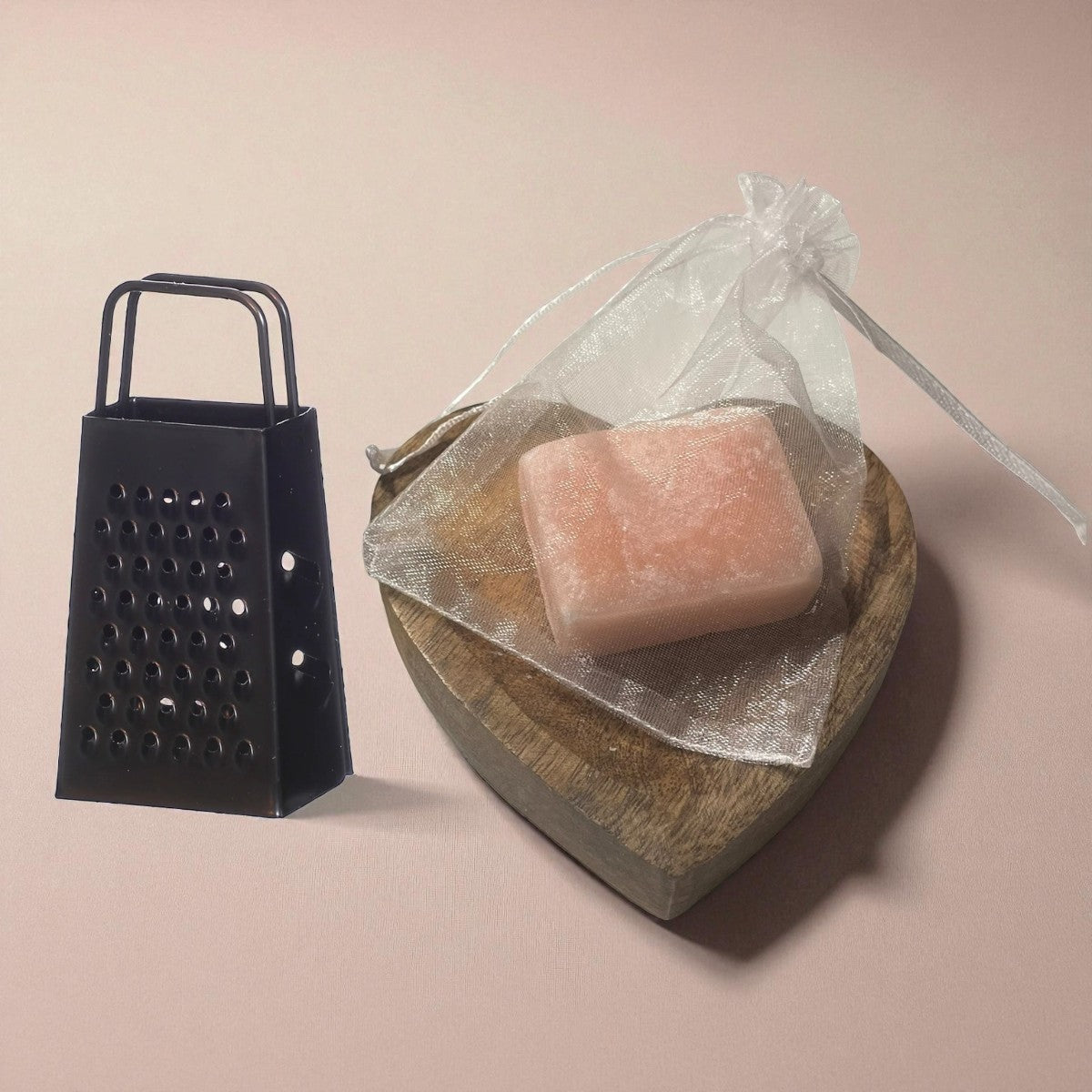 Cadeauset Houten Schaaltje Hartvormig met Mini Rasp en Amberblok Rose