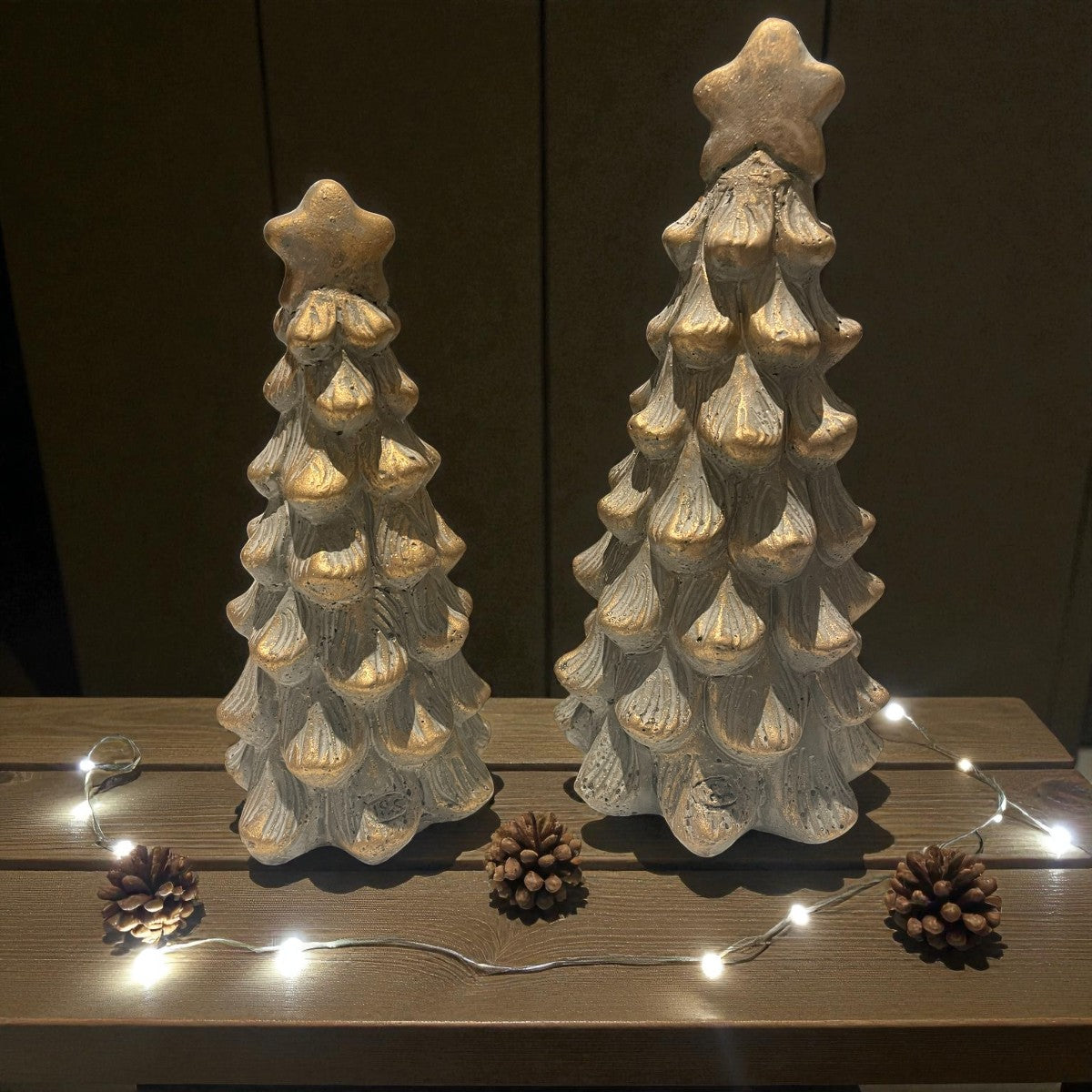 🎄 Kerstboom van steen goud/grijs – 21 cm hoog