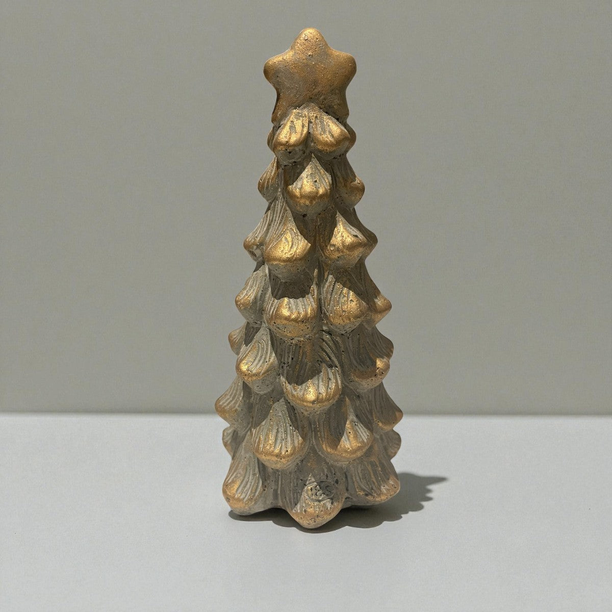 🎄 Kerstboom van steen goud/grijs – 21 cm hoog