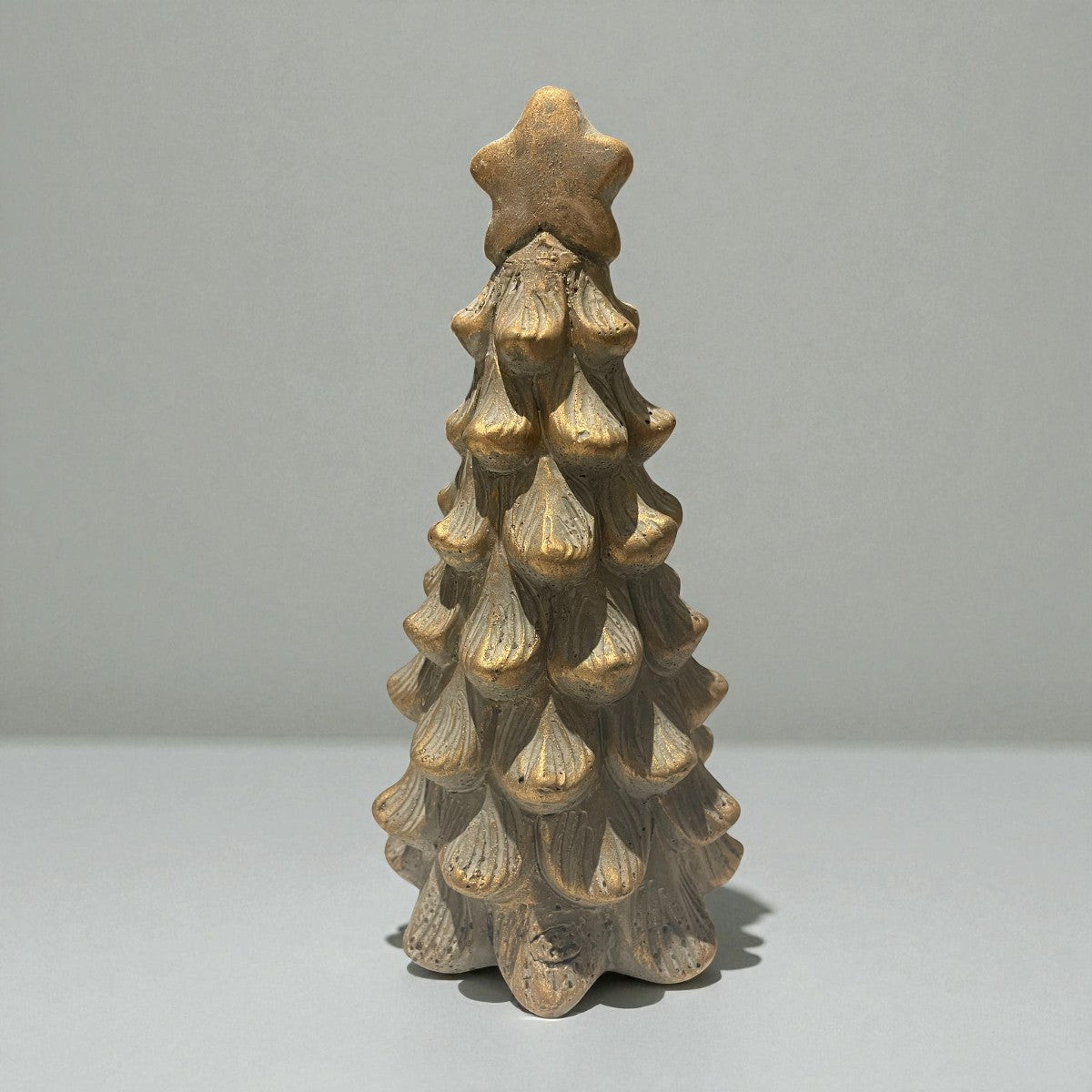 🎄 Kerstboom van steen goud/grijs – 17 cm hoog