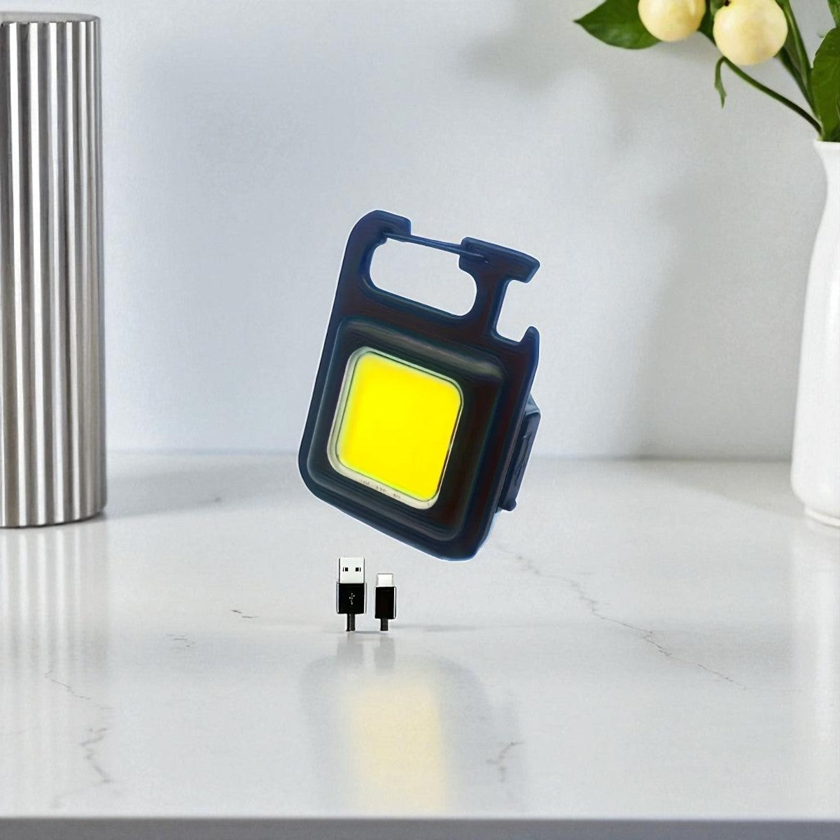 LED Sleutelhanger Schijnwerper met Flesopener en USB – Compact, Krachtig en Multifunctioneel